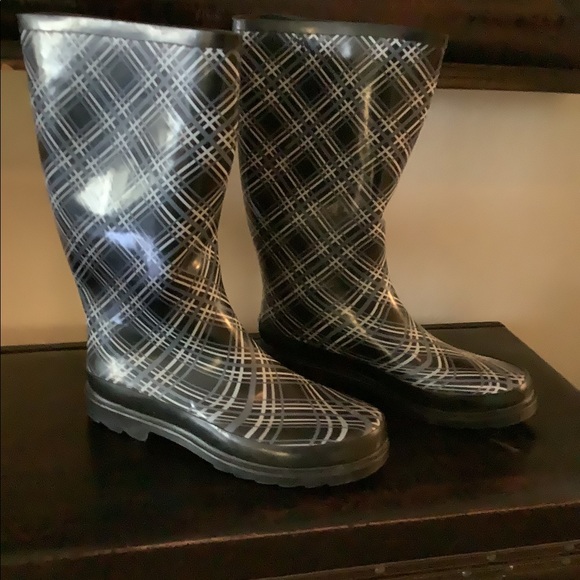 Boots - Picture 3 of 3